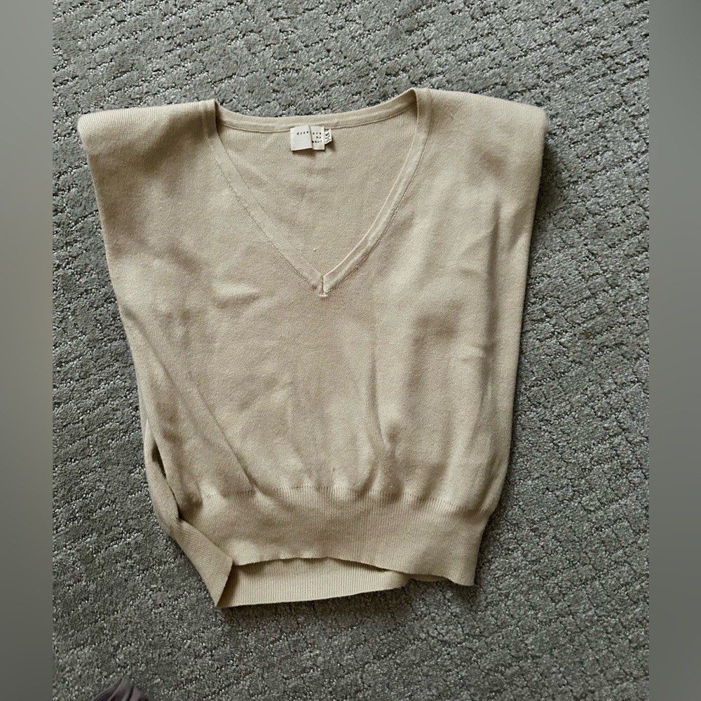 Boutique women’s v-neck sweater vest, M/L